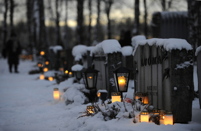 フィンランドのクリスマスイブ、ろうそくのともる墓地