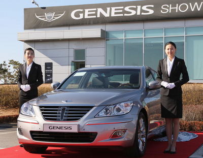 現代自動車、新型セダン「ジェネシス」を初公開