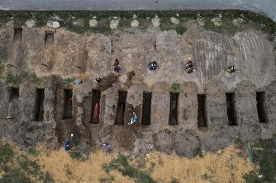 犠牲者の検視作業続く ウクライナ・ブチャの遺体安置所