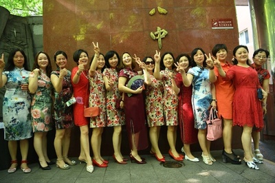 入試会場にチャイナドレスのママ集団