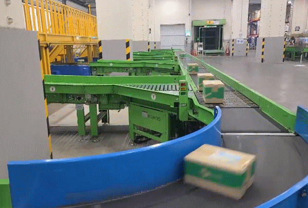 ロボットが宅配の箱を配送地に沿って自動で分類している(c)MONEYTODAY