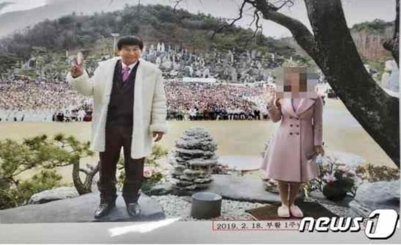 2019年の出所1周年行事で記念写真を撮っているチョン・ミョンソク（左）（大田地検提供）(c)news1