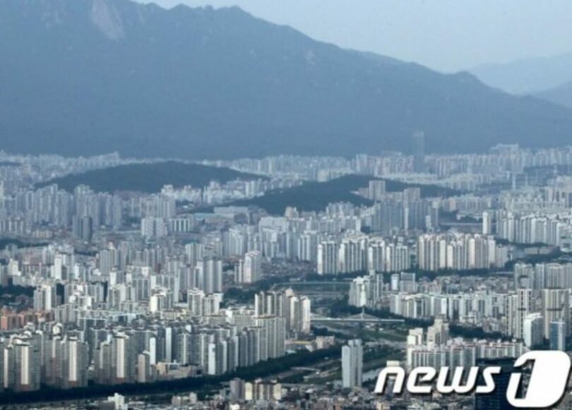 ロッテワールドタワー展望台ソウルスカイから眺めたマンション団地(c)news1