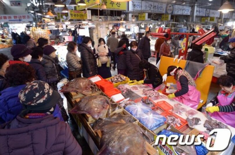 旧正月連休を3日後に控えた18日午前、水産物の購入者でにぎわう光州（クァンジュ）市の市場(c)news1