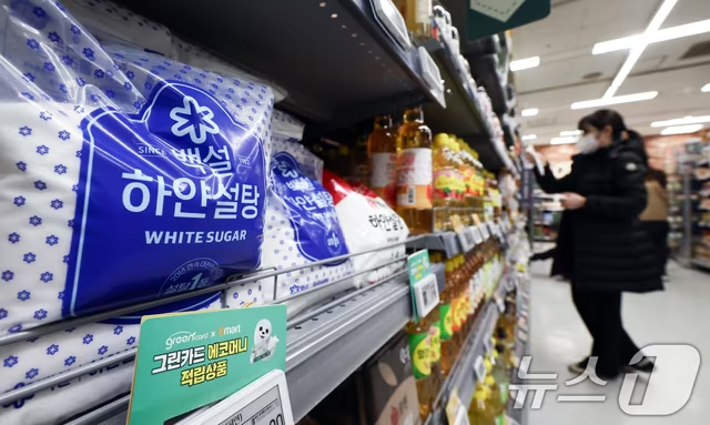 28日、ソウル市内の大型スーパーに陳列された砂糖製品(c)news1