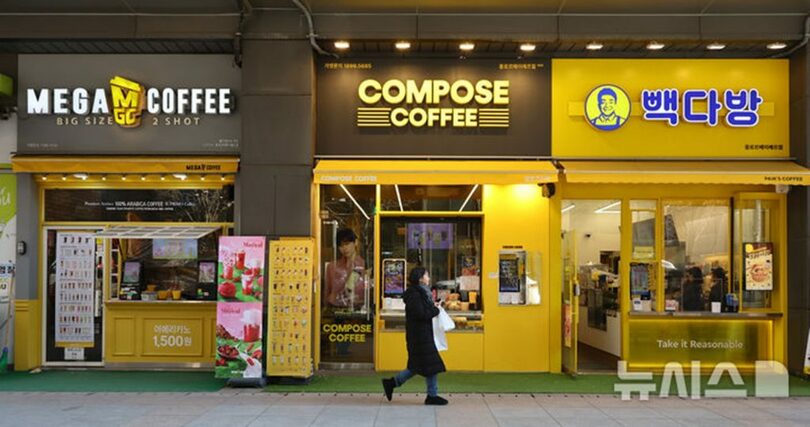 ソウル市内の商店街に入居した低価格コーヒーブランドの店舗(c)NEWSIS