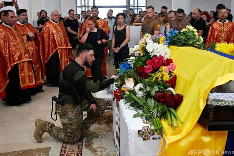 「キーウの幽霊」葬儀に多数参列 ウクライナ空軍のエース