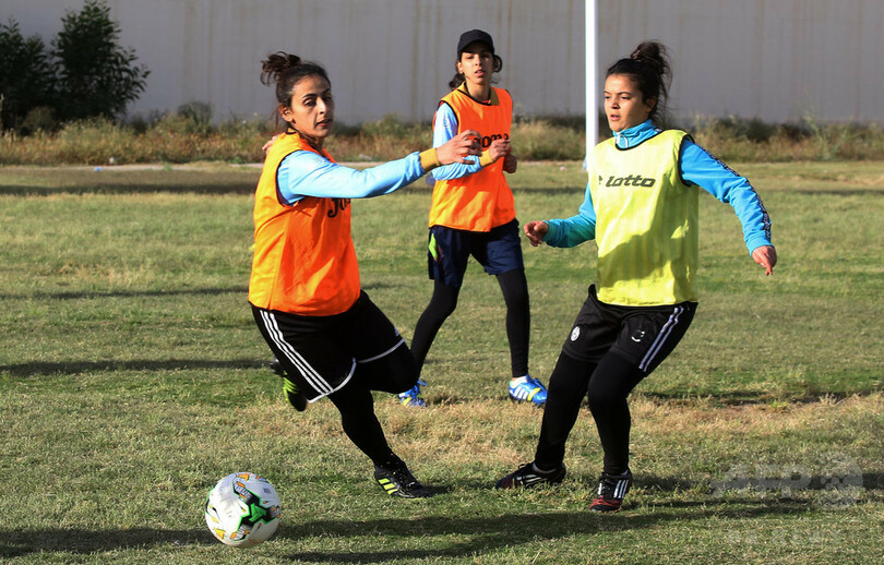 リビアの女子サッカー代表チーム、ピッチの内外で奮闘