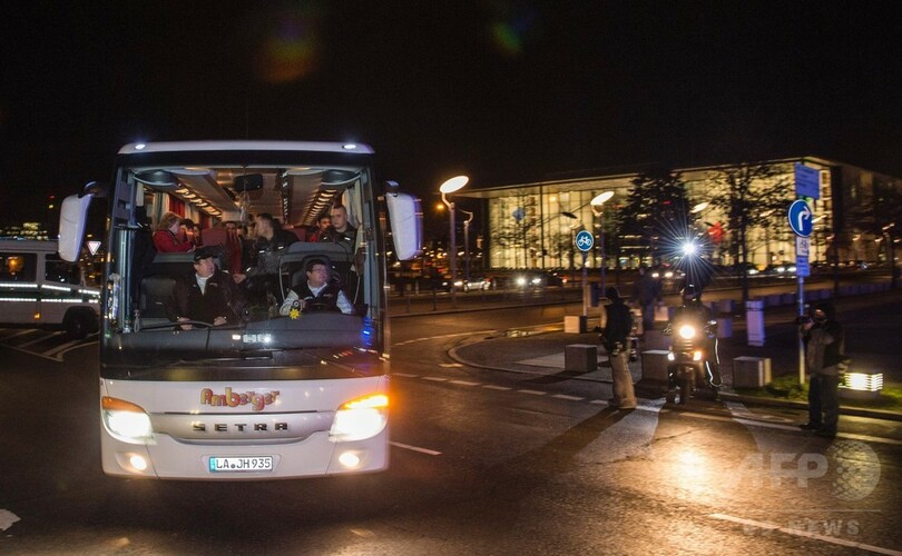 独南部の町、難民乗せたバスを首相府に送り込み抗議