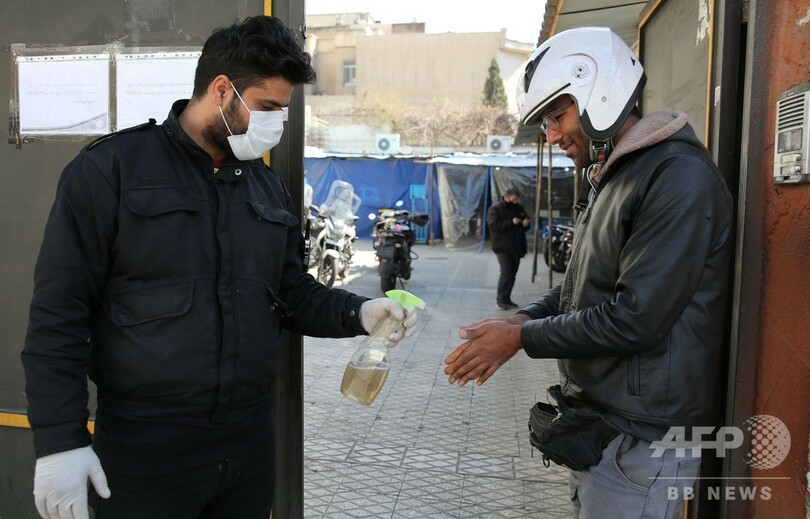 密造酒飲み27人死亡、新型ウイルスに効くとのデマ信じ イラン