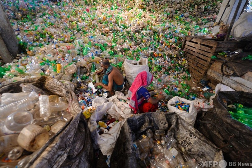 【今日の1枚】終わりの見えない分別作業、ダッカのリサイクル工場