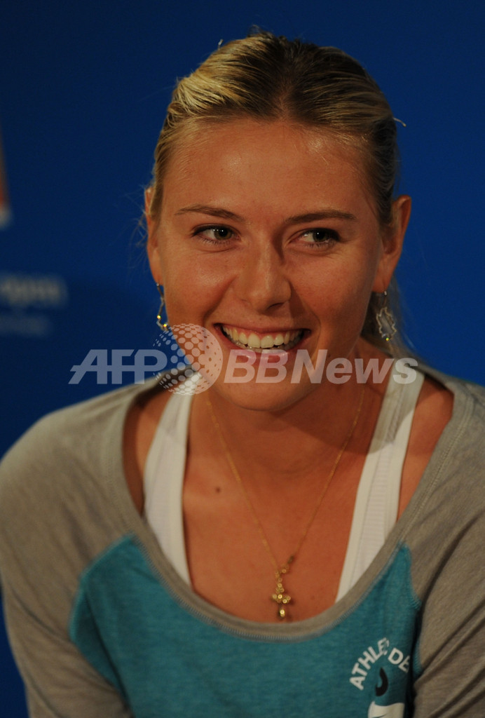 シャラポワ選手、「ストーカー」記者から質問受ける