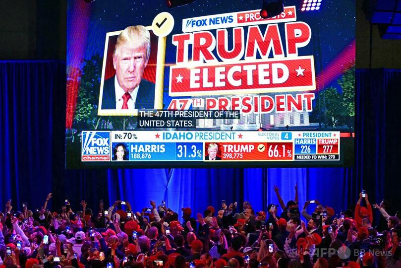 米フロリダ州ウェストパームビーチのコンベンションセンターで行われた大統領選の夜のイベントに集まった共和党候補のドナルド・トランプ前大統領の支持者（2024年11月6日撮影）。(c)Jim WATSON/AFP