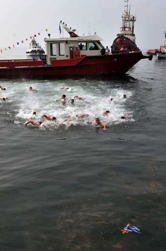 十字架めがけて海へ、ギリシャ正教の公現祭 写真15枚 国際ニュース