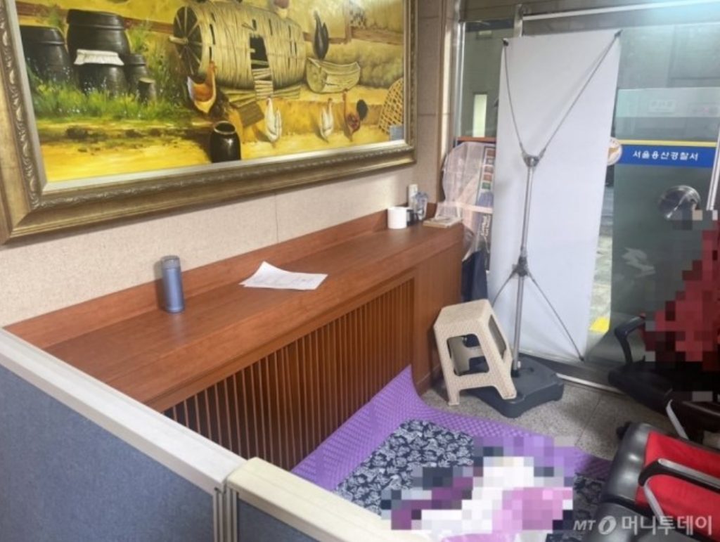 韓国・あなたはなぜ、警察署に列を作るのか…ロビーに電気カーペット、野宿状態 写真枚 国際ニュース:AFPBB News