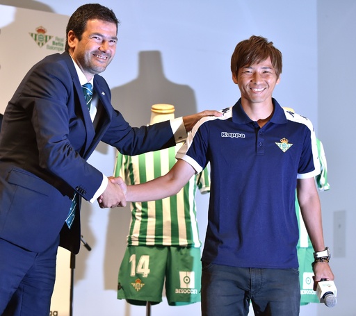 乾貴士、都内でベティス入団会見 背番号は14 写真4枚 国際ニュース