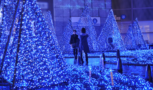 クリスマスを演出する7色のLEDイルミネーション、東京・汐留 写真4枚