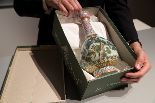 屋根裏で見つかった中国製花瓶、予想大幅超の21億円で落札 仏 写真4枚