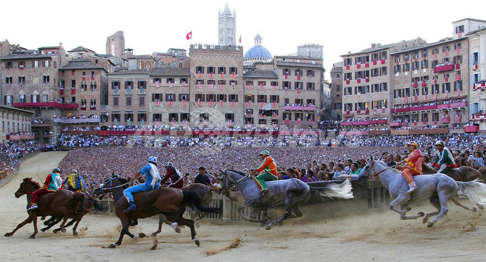 伝統競馬 パリオ カンポ広場で開催 イタリア 写真9枚 国際ニュース Afpbb News