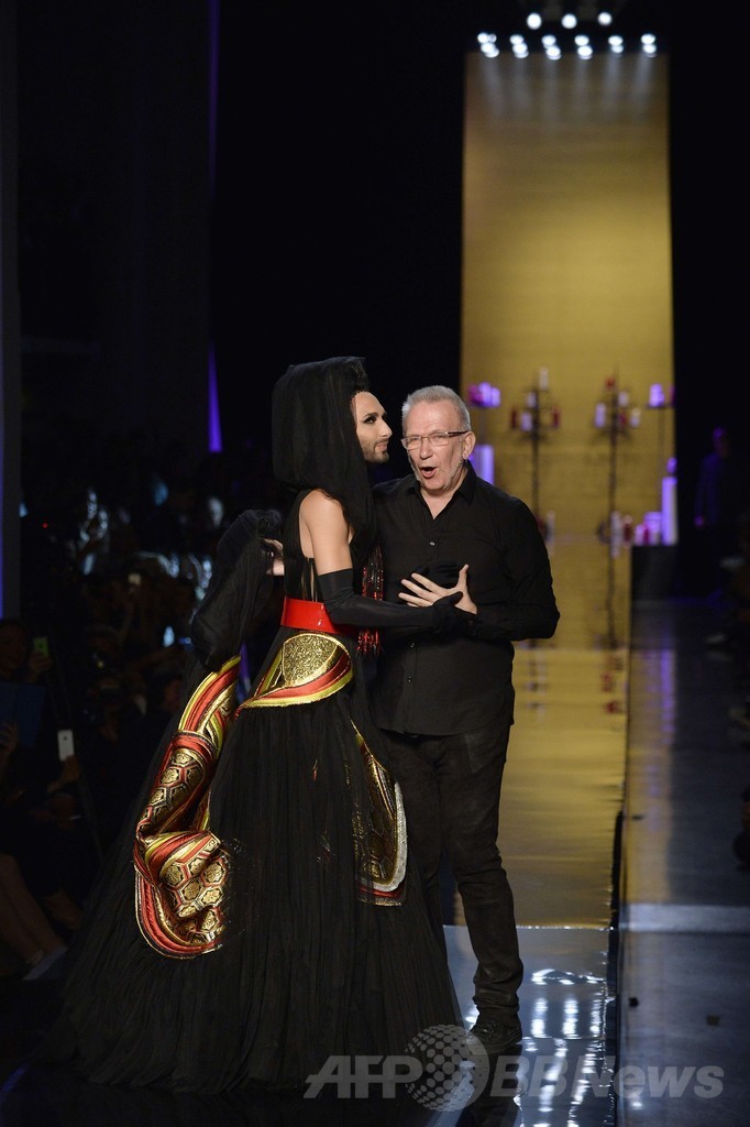 「ひげ面の女装歌手」も登場、J.P.ゴルチエ14/15年秋冬オートクチュール