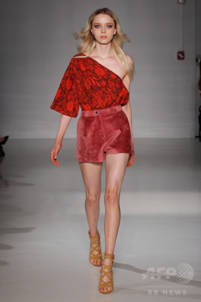 膝下丈のスカートでエレガントに、「ジル・スチュアート」15年春夏