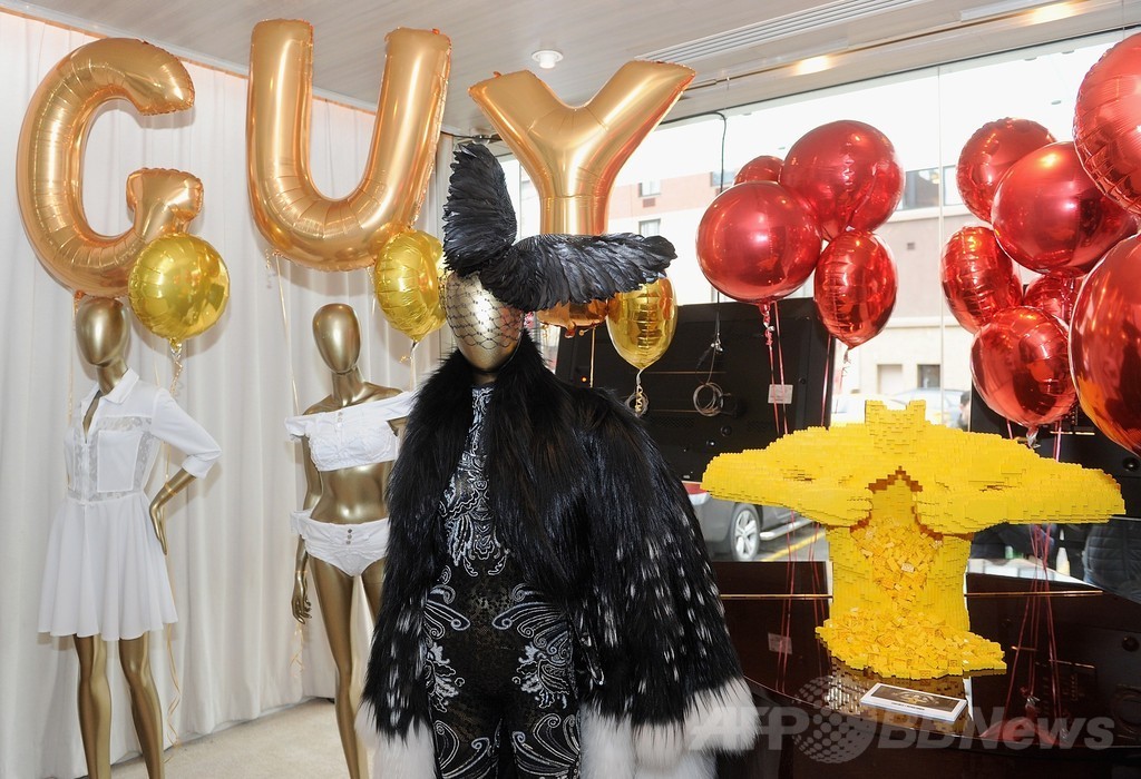 ニューヨークのホテルでレディー・ガガの衣装など展示