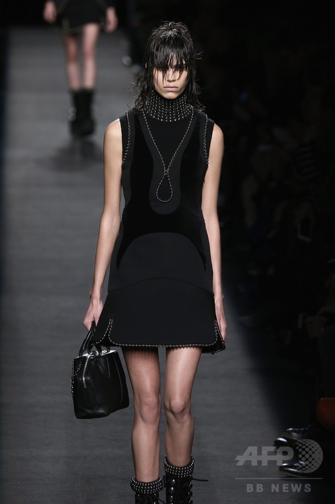 レザーやベルベットで表現するヘビメタ、「アレキサンダー ワン」15/16年秋冬