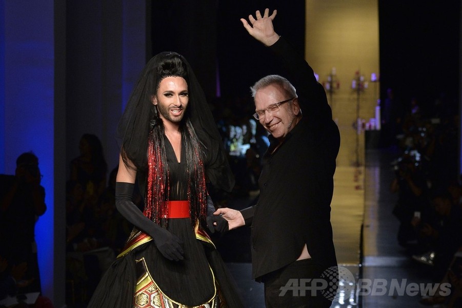 「ひげ面の女装歌手」も登場、J.P.ゴルチエ14/15年秋冬オートクチュール