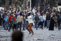 エジプトの首都カイロ（Cairo）にあるタハリール広場（Tahrir Square）近くで起きた暴動の様子（2013年1月30日撮影）。(c)AFP/MOHAMMED ABED