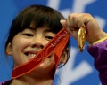 第12回中華人民共和国全国運動会（12th National Games of the People&apos;s Republic of China）重量挙げ女子48キロ級で金メダルを獲得し、喜ぶ湖南（Hunan）省の選手（2013年9月3日撮影）。(c)AFP/Mark RALSTON