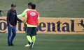ブラジル代表のキャンプ地テレゾポリス（Teresopolis）に戻り、主将のチアゴ・シウバ（Thiago Silva、中央）、フッキ（Hulk、右）と言葉を交わすネイマール（Neymar da Silva Santos Junior、2014年7月10日撮影）。(c)AFP/VANDERLEI ALMEIDA