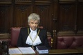 女性として初めて黒杖（こくじょう）官に就任したサラ・クラークさん。英ロンドンの議会上院で（2018年2月20日撮影）。(c) AFP PHOTO / POOL / Victoria Jones