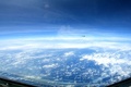 南シナ海上の国際空域で、米空軍偵察機RC135の近くを飛行する中国の「殲16」戦闘機。米インド太平洋軍提供の動画より（2023年5月26日撮影、30日公開）。(c)AFP PHOTO / DEFENSE VISUAL INFORMATION DISTRIBUTION SYSTEM (DVIDS