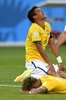 サッカーW杯ブラジル大会（2014 World Cup）決勝トーナメント1回戦、ブラジル対チリ。PK戦を制して感極まるブラジルのネイマール（Neymar da Silva Santos Junior、下）とチアゴ・シウバ（Thiago Silva、2014年6月28日撮影）。(c)AFP/FABRICE COFFRINI