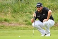 男子ゴルフ米国ツアーメジャー第4戦、第148回全英オープン3日目。18番グリーンでパットラインを読むシェーン・ローリー（2019年7月20日撮影）。(c)Paul ELLIS / AFP