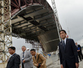 チェルノブイリ（Chernobyl）原発の事故現場を視察する岸田文雄（Fumio Kishida）外相（2013年8月25日撮影）。(c)AFP/GENYA SAVILOV