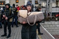 ウクライナ・オデッサの駅に集まった避難する人（2022年3月9日撮影）。(c)BULENT KILIC / AFP