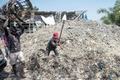 インドネシア・バングンで、ごみを選別する住民（2019年7月22日撮影）。(c)Juni Kriswanto / AFP