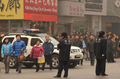 北京（Beijing）の路上に集まった抗議デモ参加者を監視する警察官たち（2011年2月20日撮影）。(c)AFP/Peter PARKS