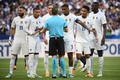 UEFAネーションズリーグ、リーグA・グループ1、フランス対クロアチア。主審に詰め寄るフランスの選手（2022年6月13日撮影）。(c)FRANCK FIFE / AFP