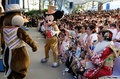 千葉県浦安市の東京ディズニーランドで行われた成人式で、新成人を祝福するミッキーマウス（2020年1月13日撮影）。(c)Kazuhiro NOGI / AFP