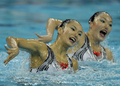 北京五輪シンクロナイズドスイミング最終予選でデュエット・フリールーティンに臨む日本の原田早穂（左）と鈴木絵美子。（2008年4月18日撮影）(c)AFP/PETER PARKS