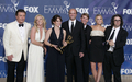 2007年9月16日、「第59回プライムタイム・エミー賞（59th Primetime Emmy Awards）」の授賞式でコメディ部門最優秀作品賞（Outstanding Comedy Series）を受賞しプレスルームに登場した『30 Rock』出演俳優たち。(c)AFP/Getty Images Kevin Winter