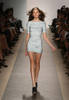 米・ニューヨーク市内で発表されたエルベ・レジェ バイ マックスアズリア（Herve Leger By Max Azria）の10年春夏コレクション（2009年9月13日撮影）。(c)AFP/Getty Images/Kristian Dowling