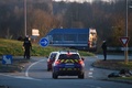 仏リュロンの空き倉庫で開かれたレイブパーティー会場までの道路を封鎖するために現場に駆け付けた憲兵隊（2021年1月1日撮影）。(c)JEAN-FRANCOIS MONIER / AFP