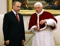 ロシアのウラジーミル・プーチン大統領（左）と前ローマ教皇ベネディクト16世。バチカンにて（2007年3月13日撮影）。(c)ANDREW MEDICHINI / POOL / AFP