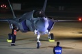 イスラエル南部ベエルシェバ近郊のネバティム空軍基地に到着した最新鋭ステルス戦闘機F35（2016年12月12日撮影）。(c)AFP/Jack GUEZ