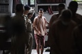タイ首都バンコクの裁判所に出廷したハキム・アライビ氏（中央、2019年2月4日撮影）。(c)Lillian SUWANRUMPHA / AFP