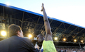 陸上、オストラバ・ゴールデン・スパイク（%%Ostrava Golden Spike%%）男子100メートル。ジャマイカのウサイン・ボルト（%%Usain Bolt%%）が、追い風2.1メートルの参考記録ながら9秒77を記録した。ボルトは追い風を味方にし、%%北京五輪%%で更新した世界記録の9秒69をわずかに上回った。写真はレースを終えてインタビューに応じるボルト（右）。（2009年6月17日撮影）（c）AFP/JOE KLAMAR