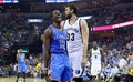 13-14NBAプレーオフ1回戦（7回戦制）、メンフィス・グリズリーズ（Memphis Grizzlies）対オクラホマシティ・サンダー（Oklahoma City Thunder）。得点を決めて喜ぶオクラホマシティ・サンダーのレジー・ジャクソン（Reggie Jackson、左、2014年4月26日撮影）。(c)AFP/Getty Images/Andy Lyons